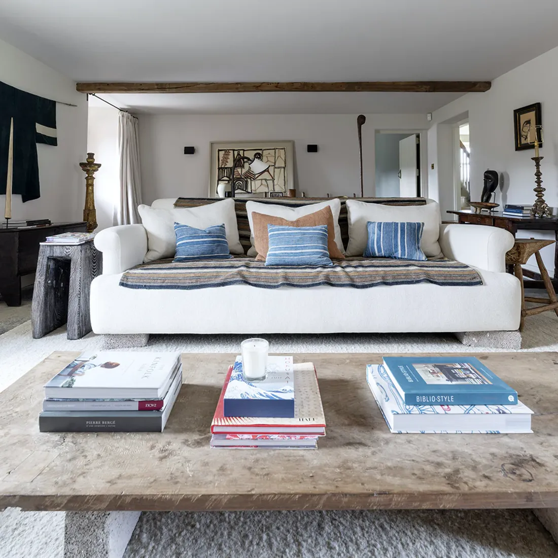 A welcoming living room from Steamins’ completed-work photo collection